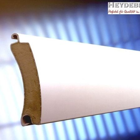 Nahaufnahme eines weißen Rollladenprofils mit brauner Innenschicht